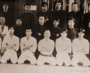 1928_FUNAKOSHI_Gichin_Universidad_Waseda